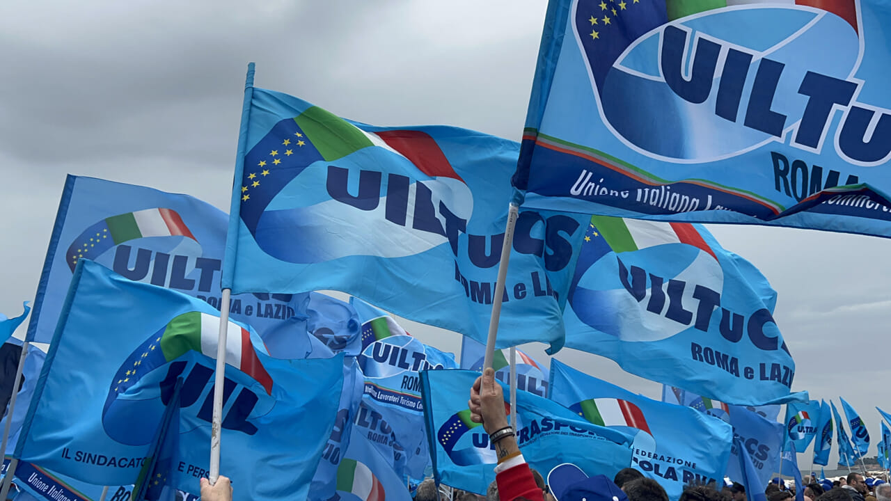 bandiere blu della uiltucs roma e lazio che sventolano